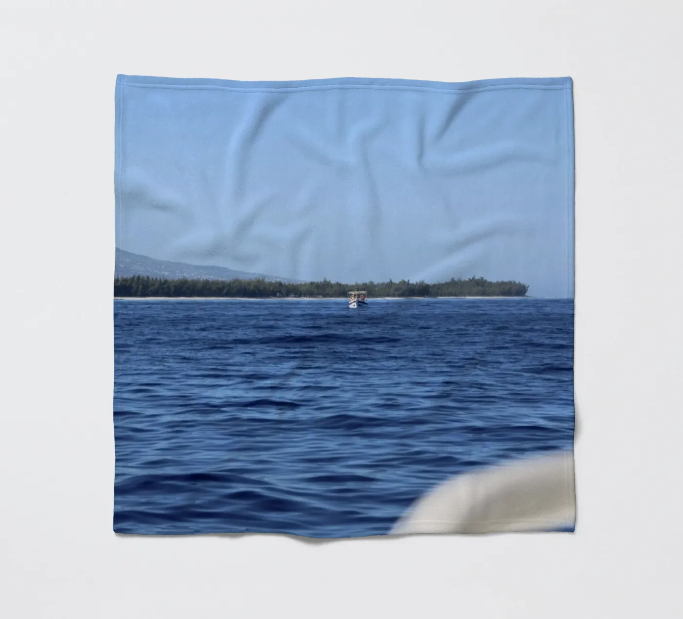 Offshore boat Fleecedecke von Léa Lefebvre Photography
