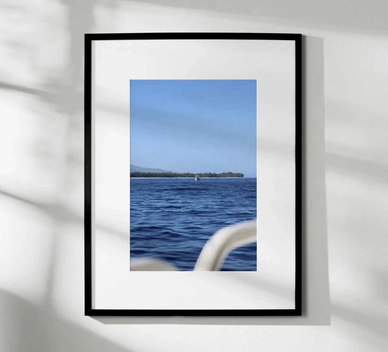 Barca d'altura poster con telaio in alluminio da Léa Lefebvre Photography