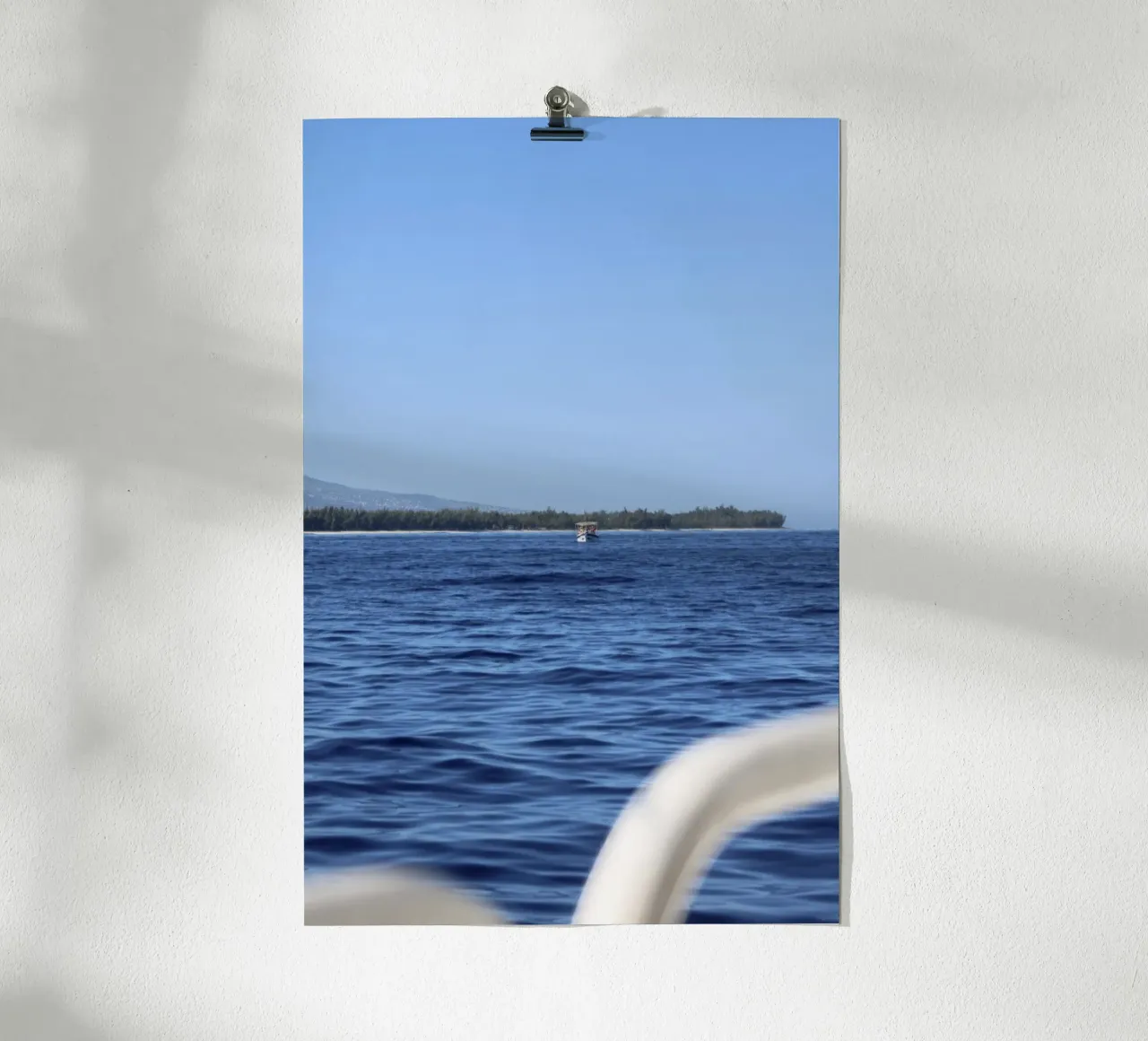 Barca d'altura poster con telaio in alluminio da Léa Lefebvre Photography