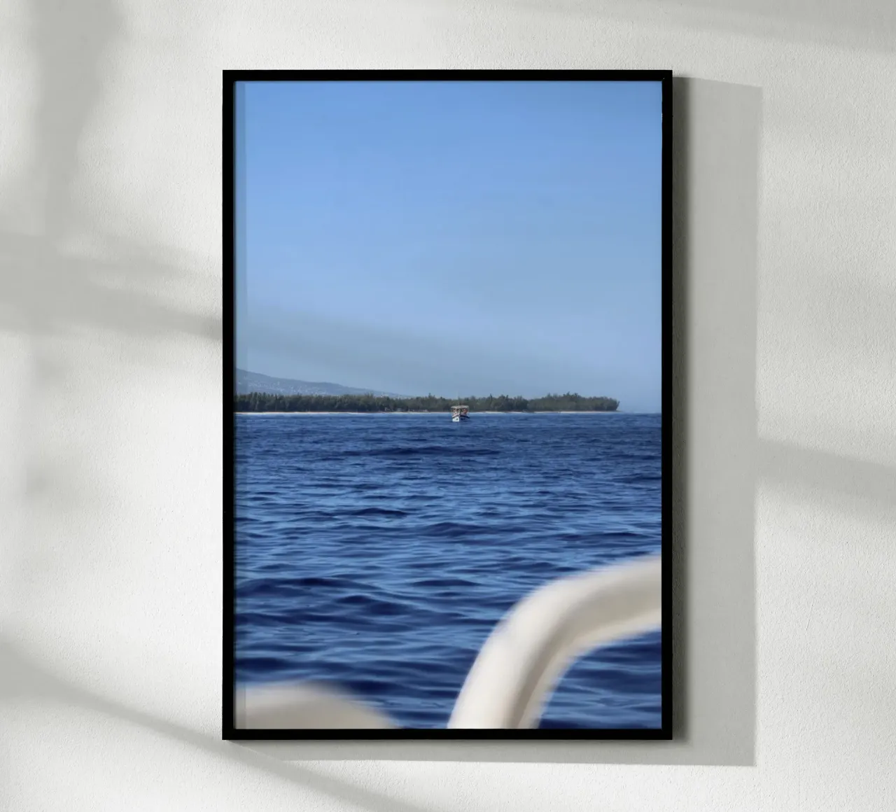 Barca d'altura poster con telaio in alluminio da Léa Lefebvre Photography