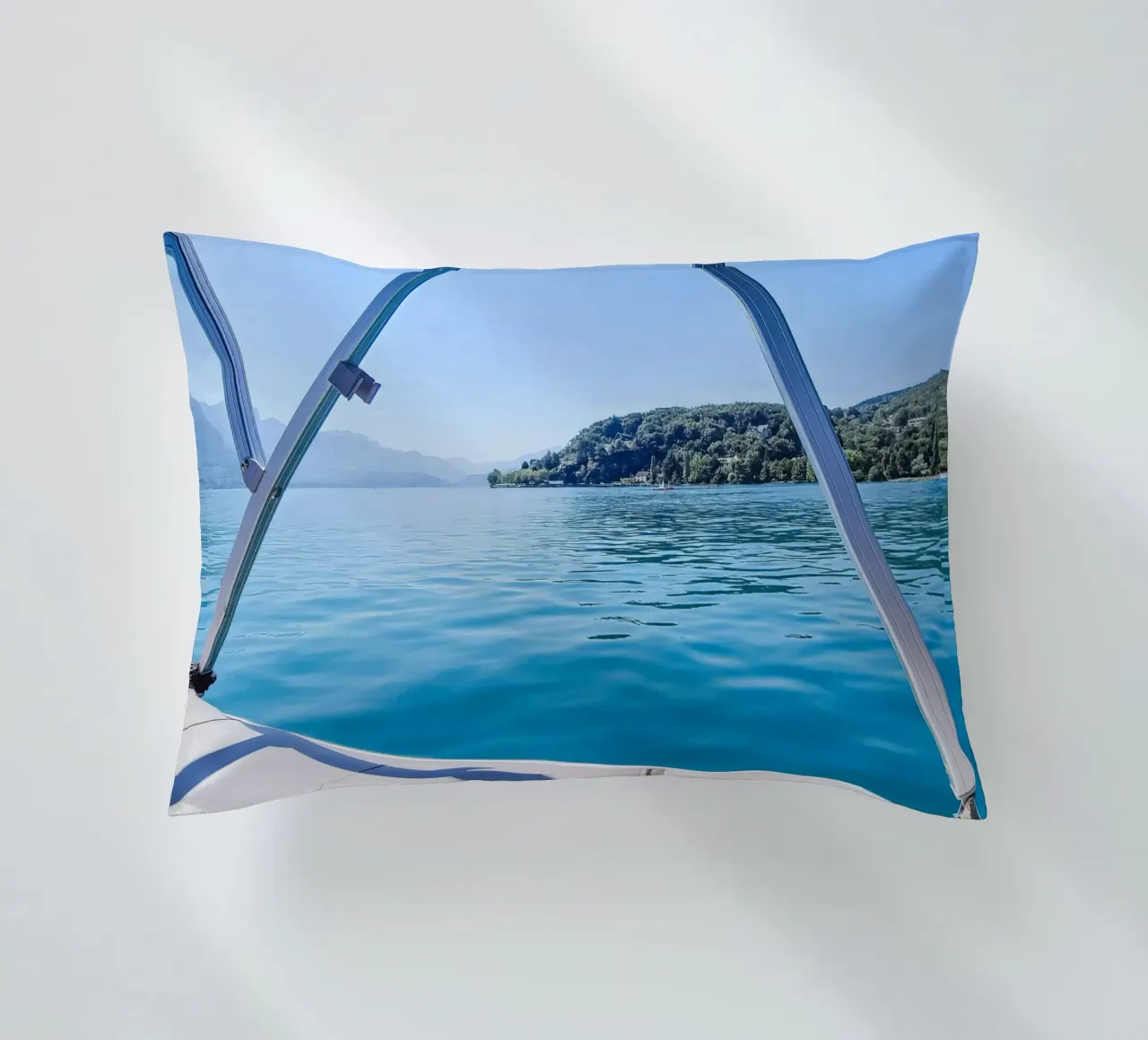 Vue sur le lac d'Annecy coussin de Léa Lefebvre Photography