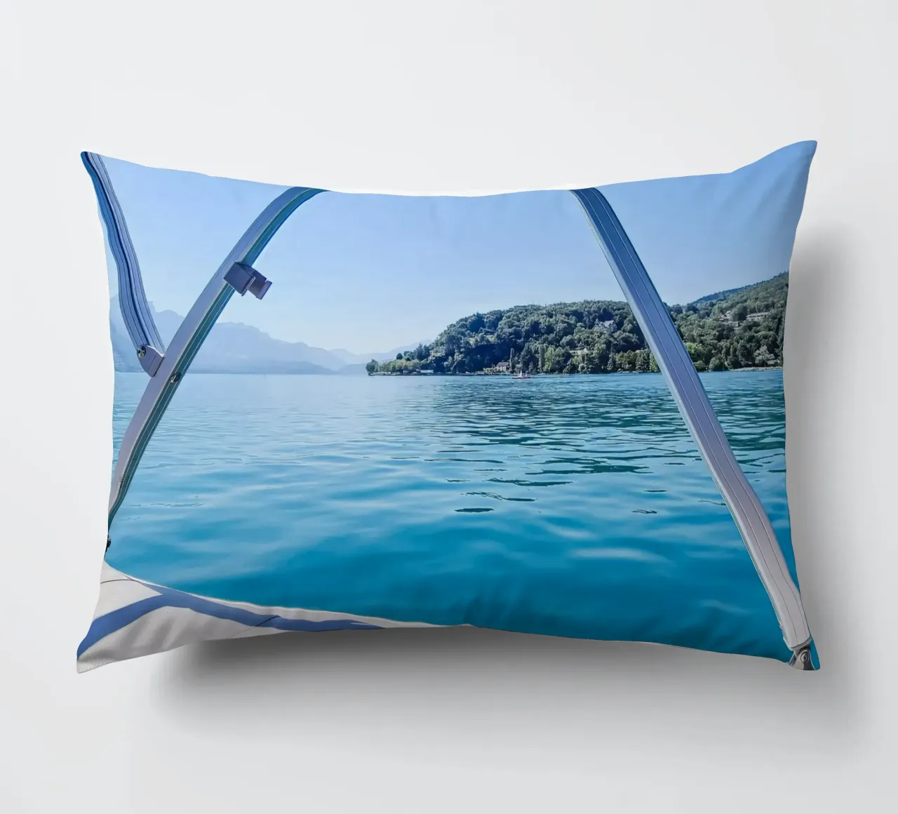 Vue sur le lac d'Annecy coussin de Léa Lefebvre Photography