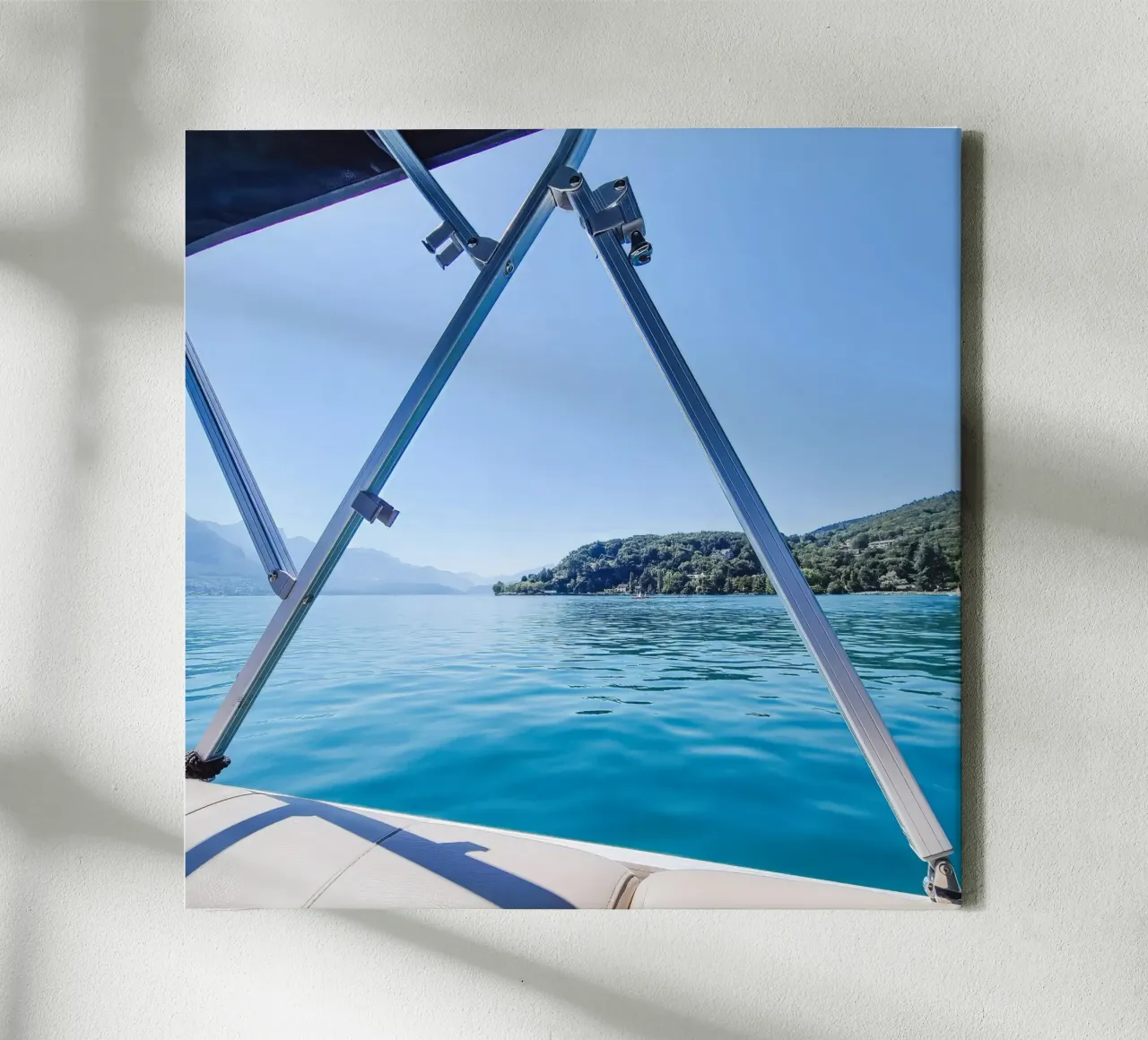 Vista sul lago di Annecy tela con Cornice a cassetta da Léa Lefebvre Photography