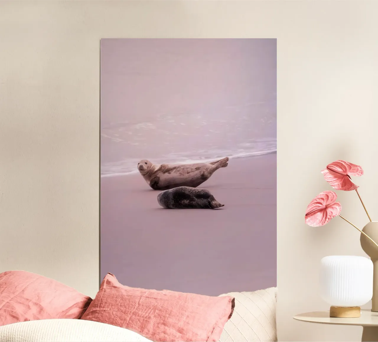 Dos focas descansan en la playa rosa poster con marco de aluminio de Léa Lefebvre Photography