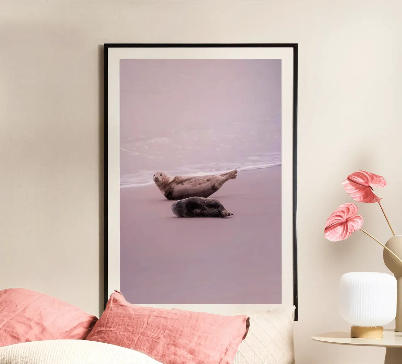 Dos focas descansan en la playa rosa poster con marco de aluminio de Léa Lefebvre Photography