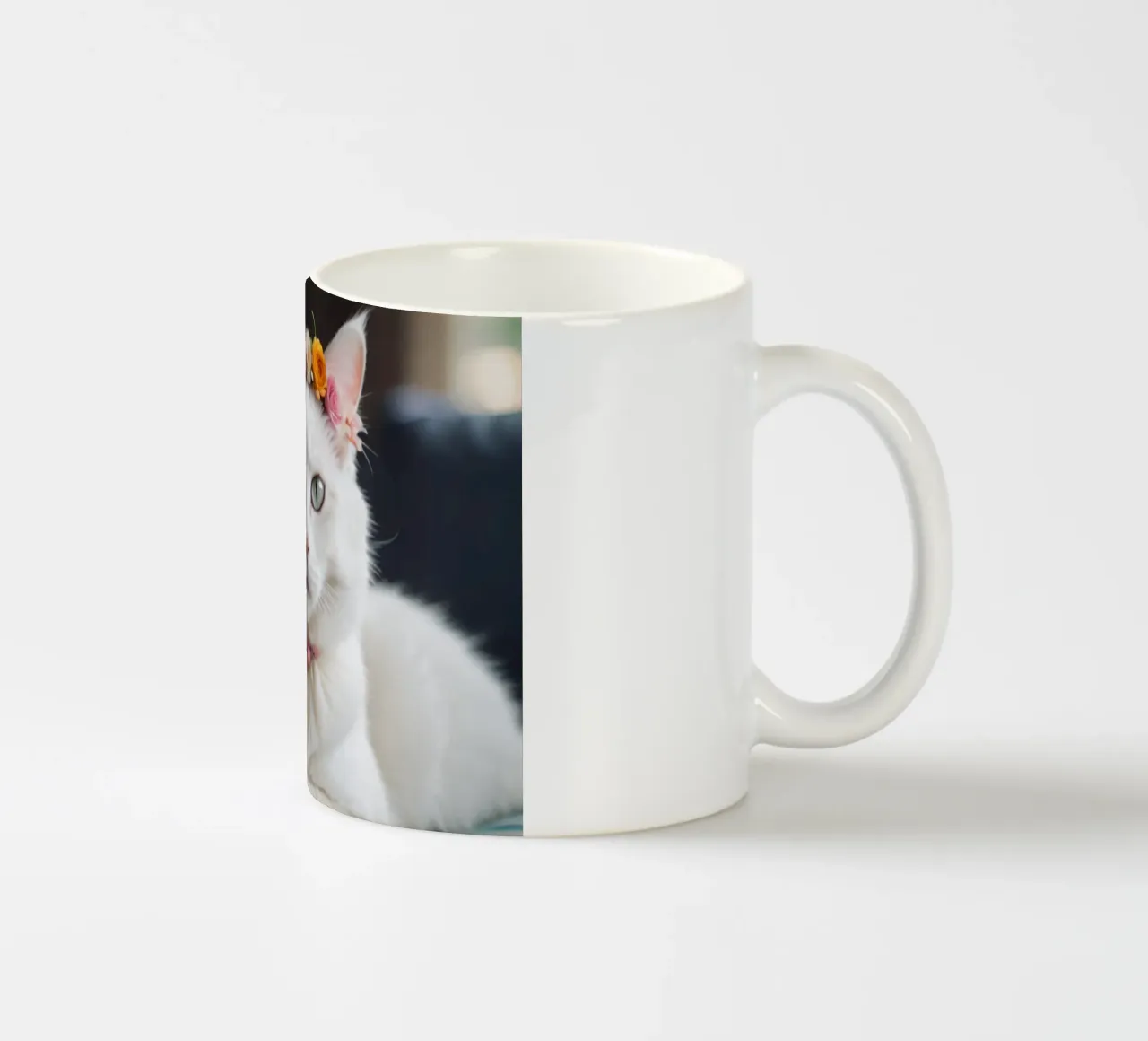 Gatto bianco con corona di fiori tazza in ceramica da Léa Lefebvre Photography