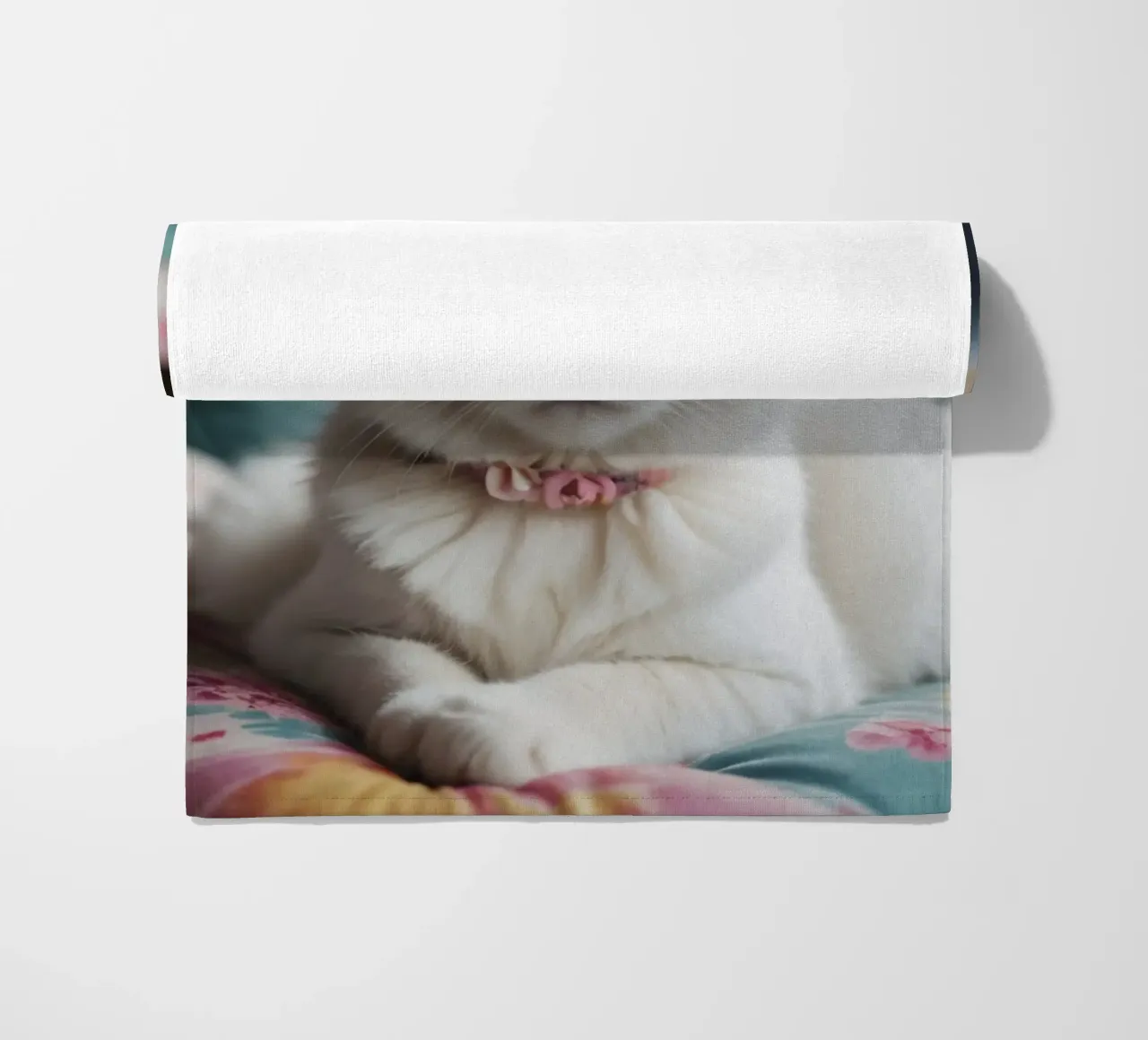 Gatto bianco con corona di fiori telo mare da Léa Lefebvre Photography