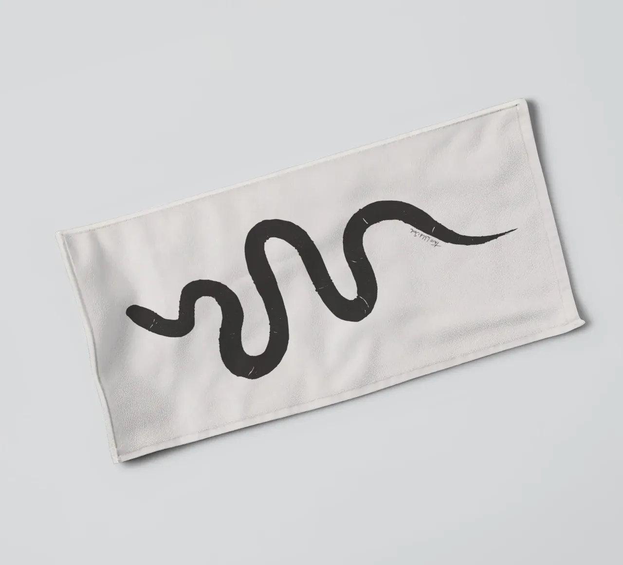 Gesso e carbone Organico Minimalista Boho Snake asciugamano da bagno da This Wild Soul - Illustration