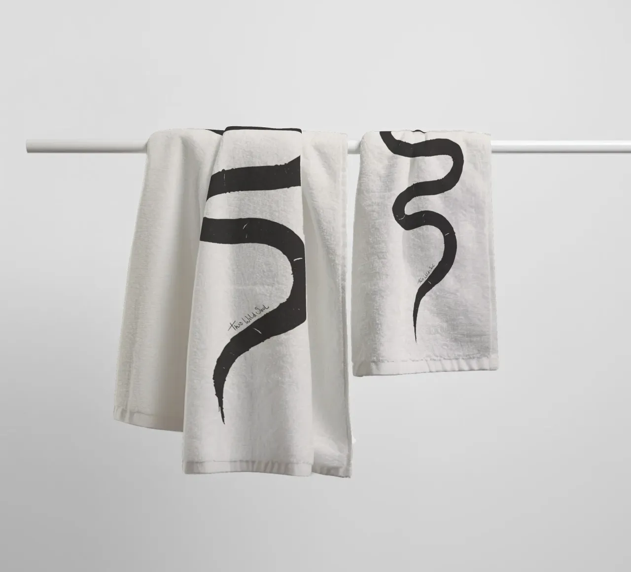 Gesso e carbone Organico Minimalista Boho Snake asciugamano da bagno da This Wild Soul - Illustration