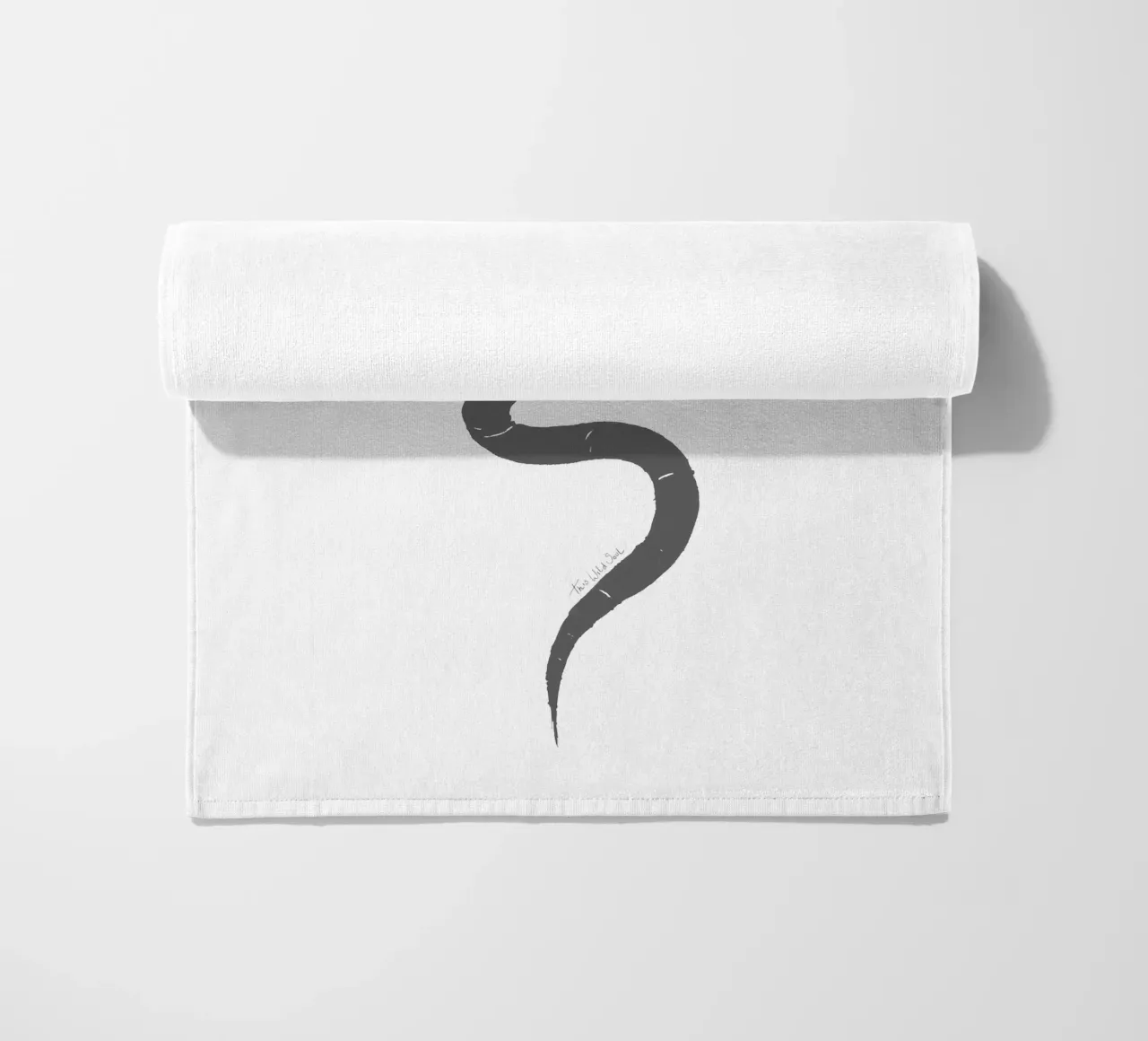 Serpente organico astratto nero carbone forma minimalista Boho telo mare da This Wild Soul - Illustration