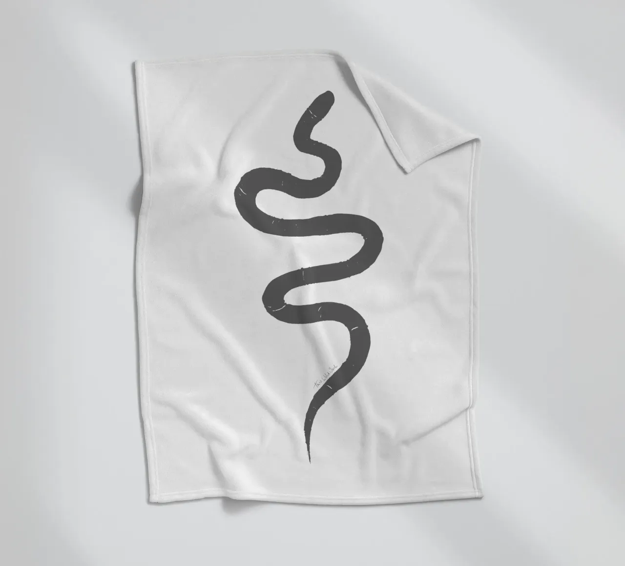 Serpente organico astratto nero carbone forma minimalista Boho coperta in pile da This Wild Soul - Illustration