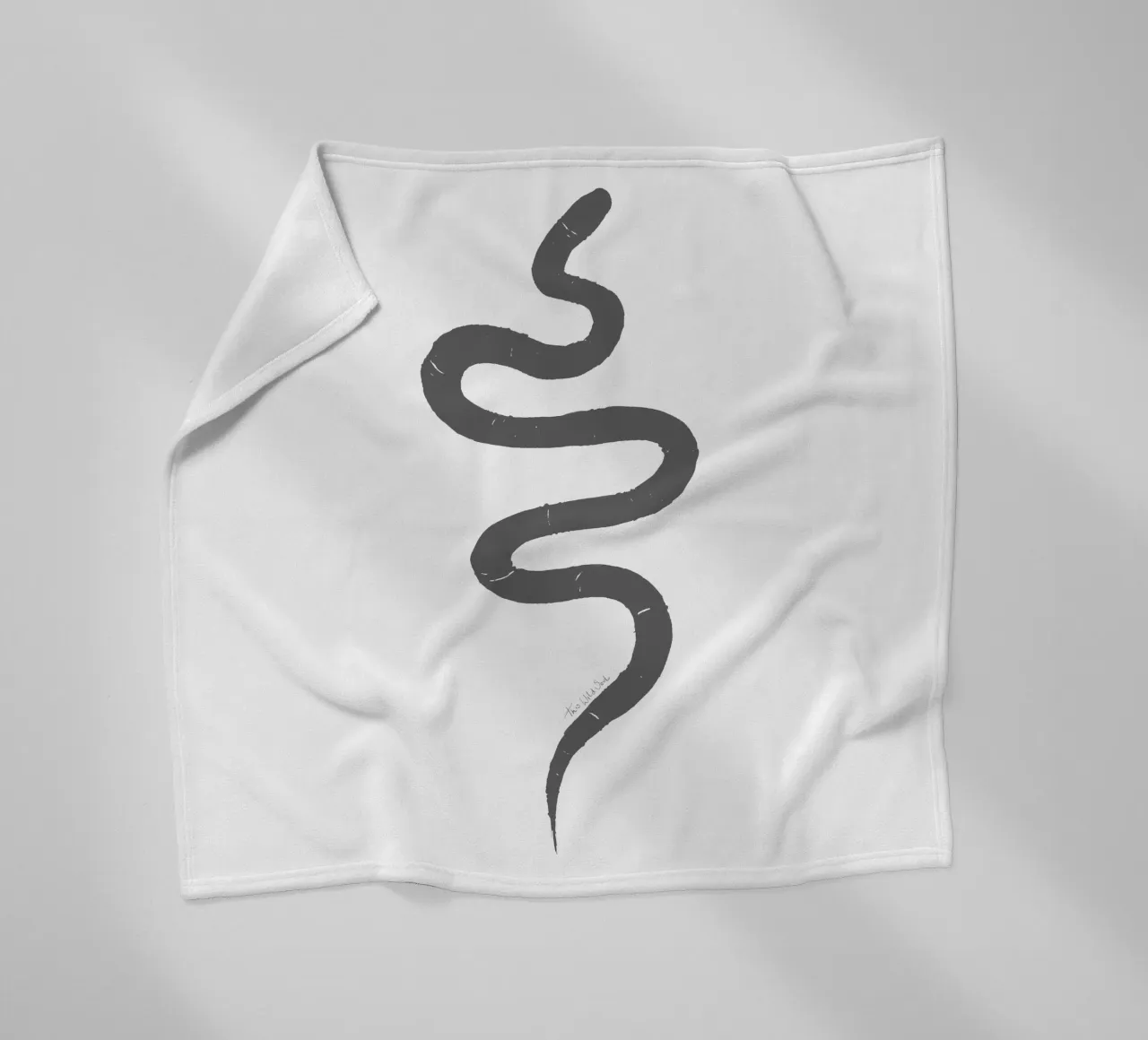 Serpente organico astratto nero carbone forma minimalista Boho coperta in pile da This Wild Soul - Illustration