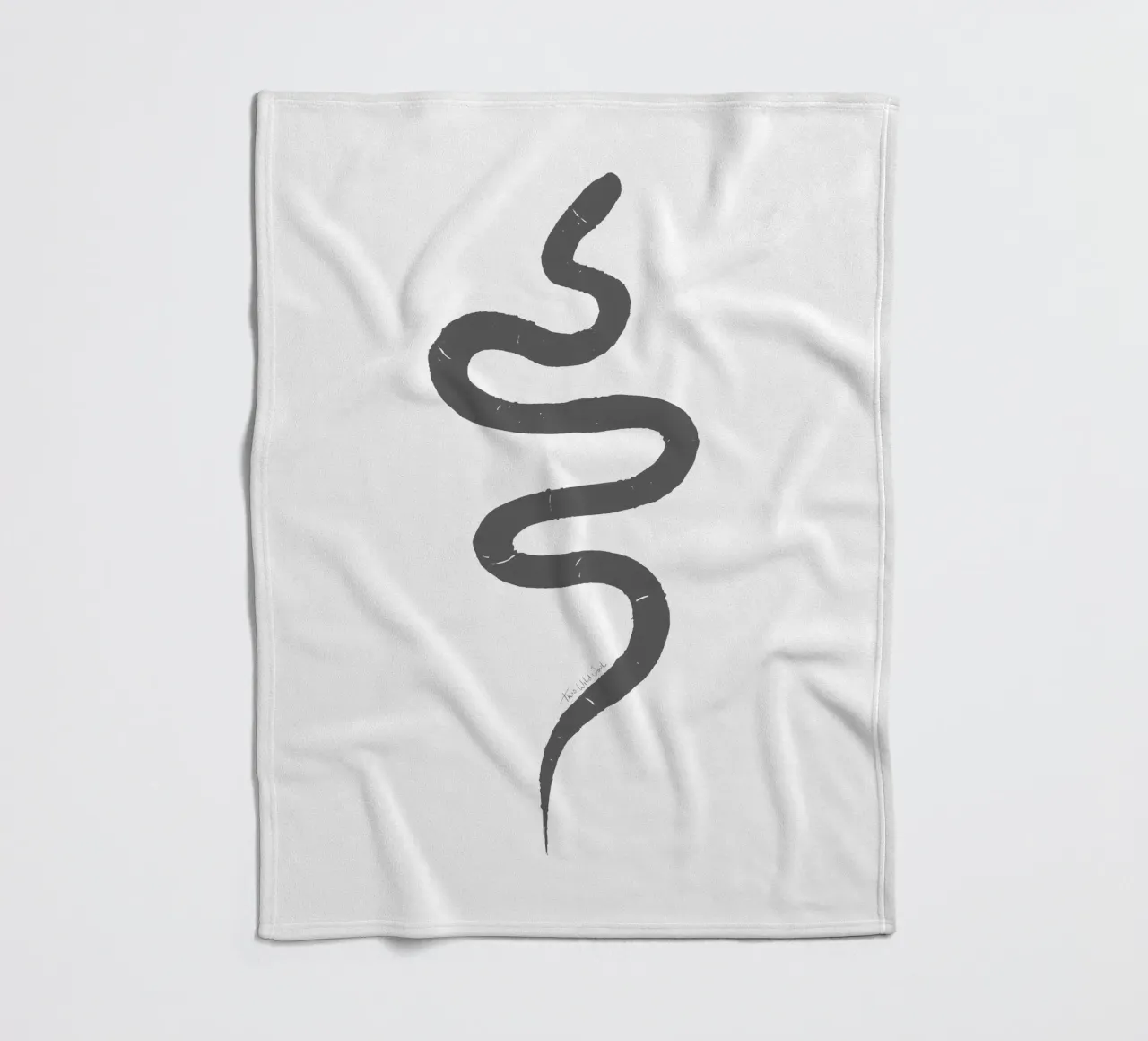 Serpente organico astratto nero carbone forma minimalista Boho coperta in pile da This Wild Soul - Illustration