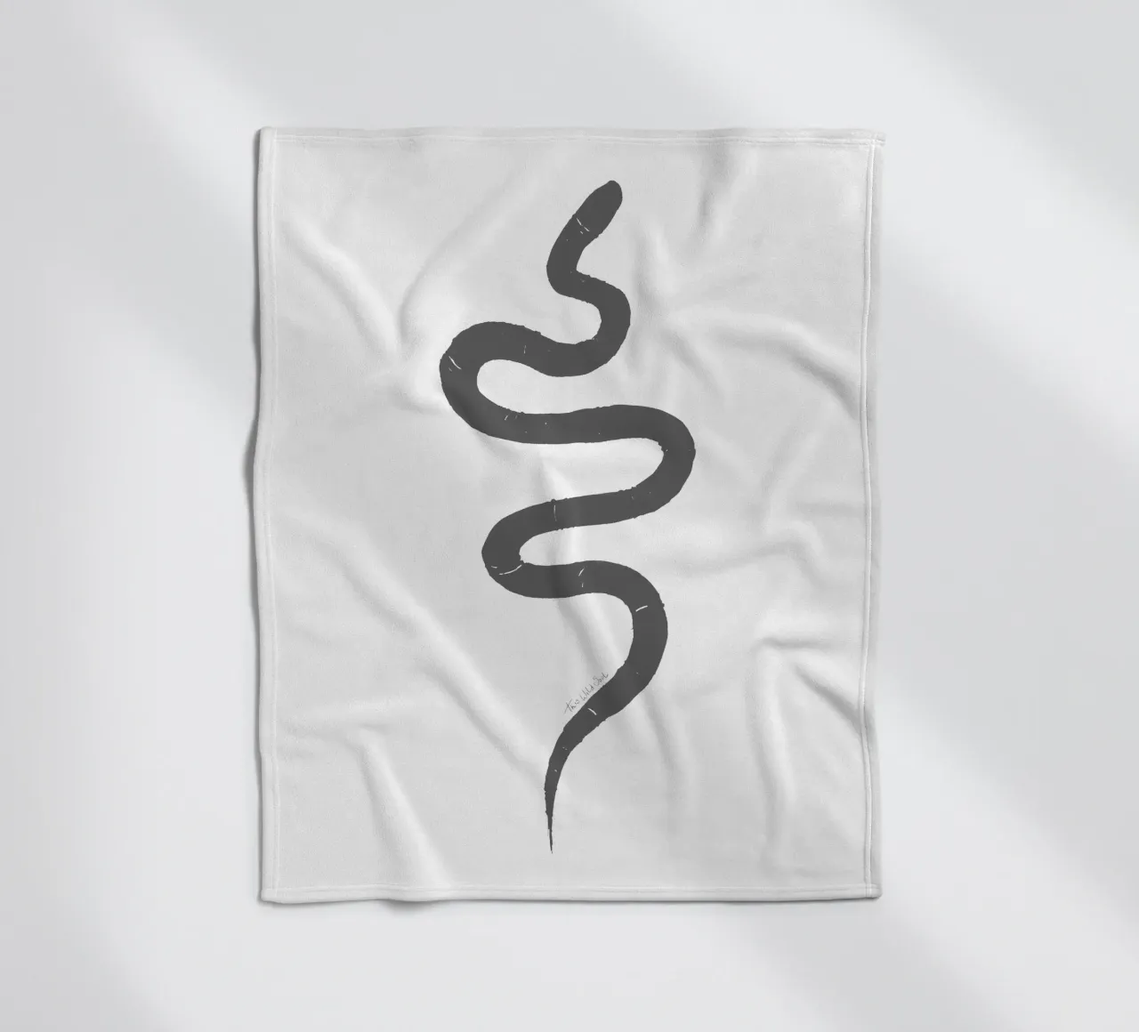 Serpente organico astratto nero carbone forma minimalista Boho coperta in pile da This Wild Soul - Illustration