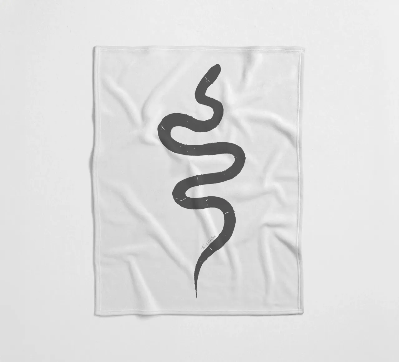 Serpente organico astratto nero carbone forma minimalista Boho coperta in pile da This Wild Soul - Illustration