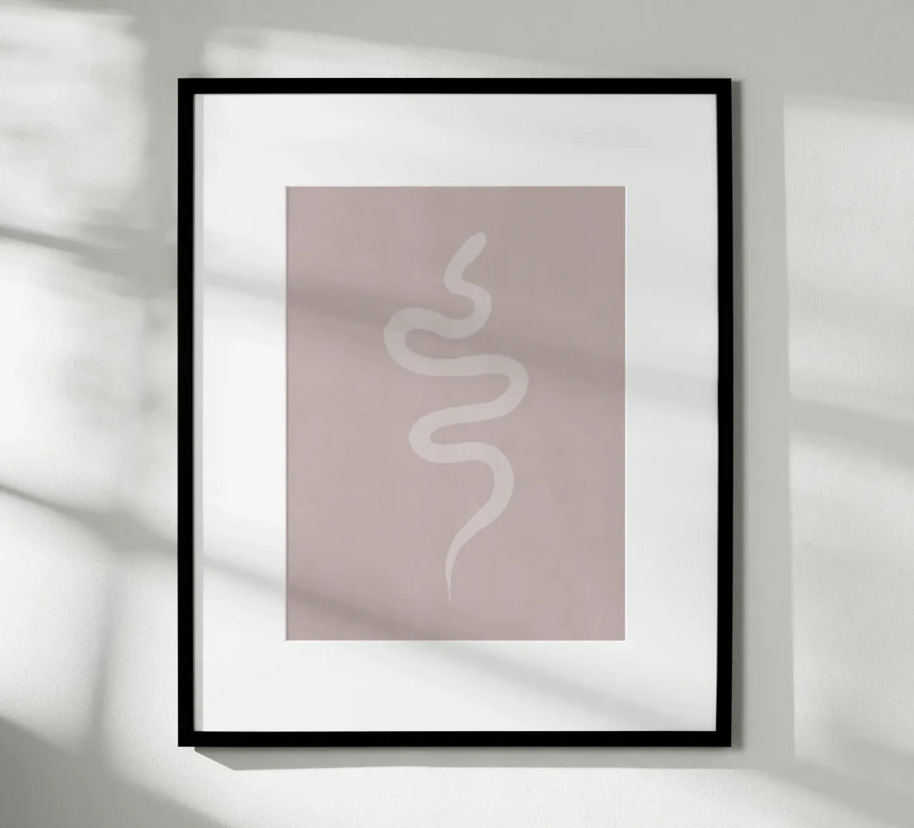 Serpente bianco rosa pastello Boho - Minimalista astratto organico poster con telaio in alluminio da This Wild Soul - Illustration