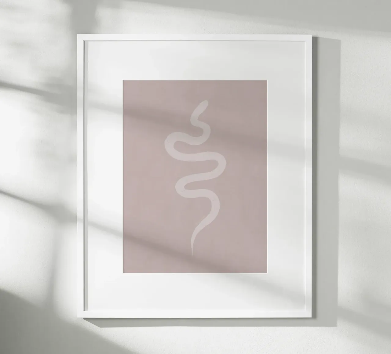 Serpente bianco rosa pastello Boho - Minimalista astratto organico poster con telaio in alluminio da This Wild Soul - Illustration