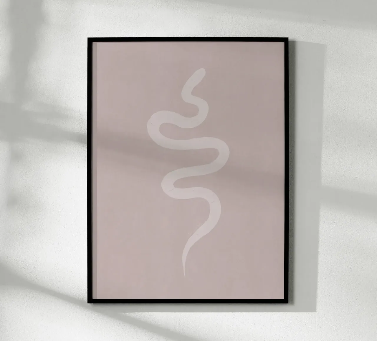 Serpente bianco rosa pastello Boho - Minimalista astratto organico poster con telaio in alluminio da This Wild Soul - Illustration