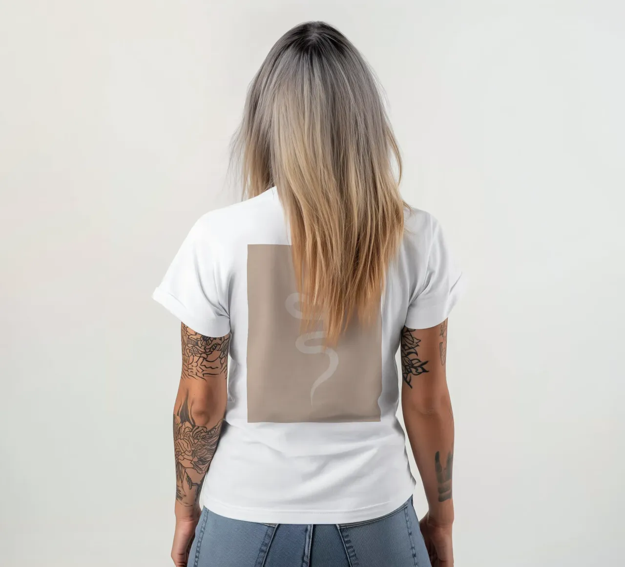 Boho Pesca Beige Bianco Serpente - Minimalista Astratto Organico t-shirt da This Wild Soul - Illustration