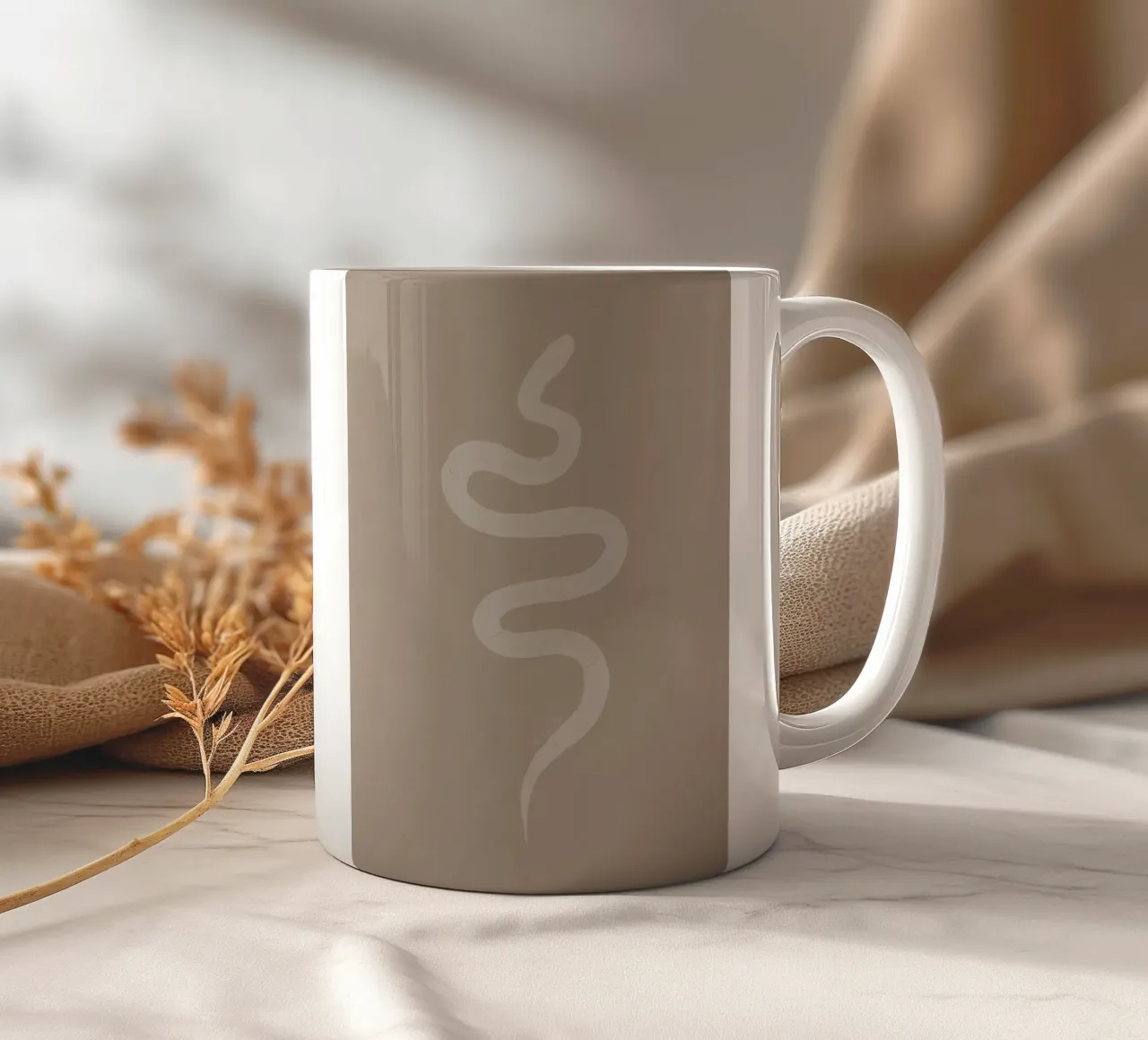 Boho Beige Gesso Bianco Serpente - Minimalista Astratto Organico tazza in ceramica da This Wild Soul - Illustration