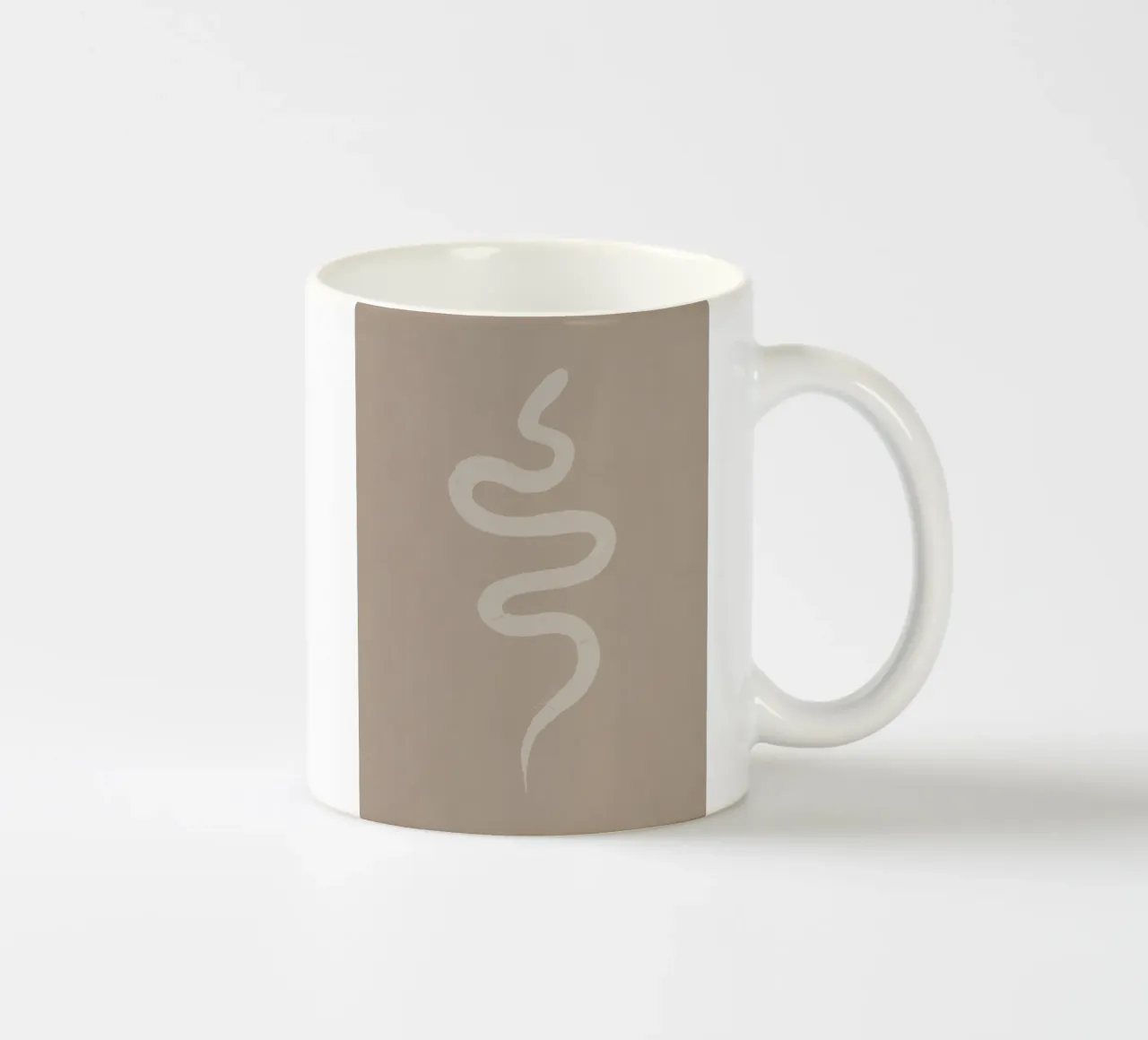 Boho Beige Gesso Bianco Serpente - Minimalista Astratto Organico tazza in ceramica da This Wild Soul - Illustration