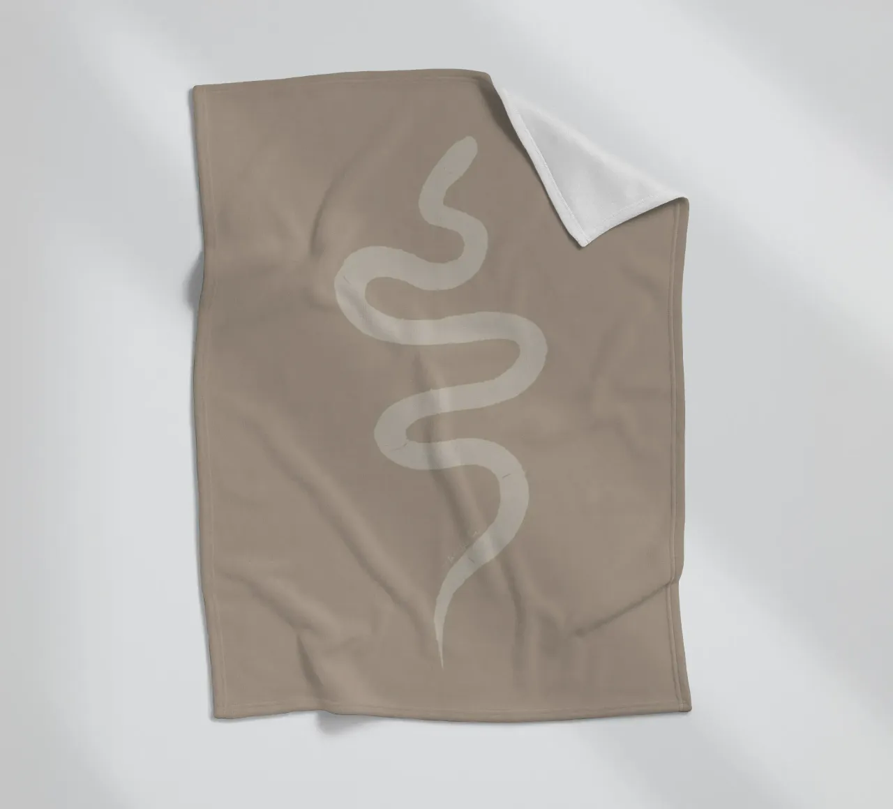Boho Beige Gesso Bianco Serpente - Minimalista Astratto Organico coperta in pile da This Wild Soul - Illustration