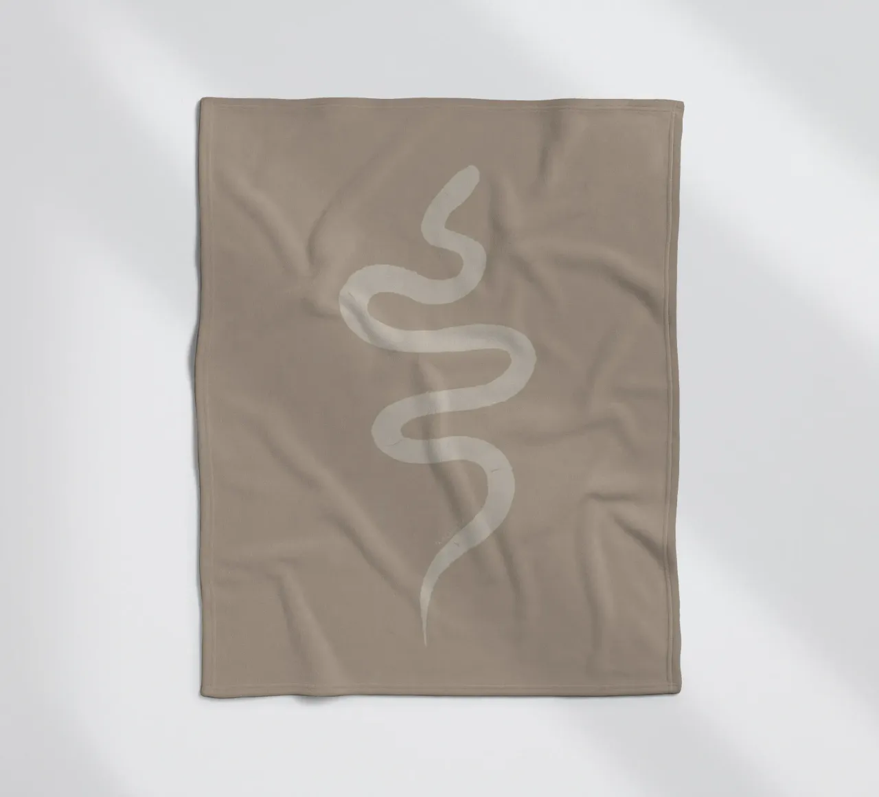 Boho Beige Gesso Bianco Serpente - Minimalista Astratto Organico coperta in pile da This Wild Soul - Illustration