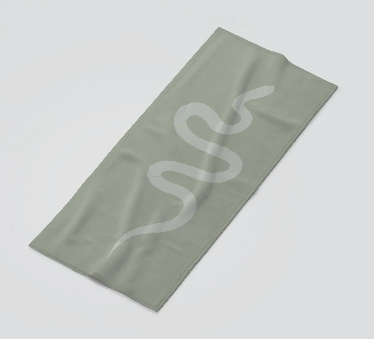 Pastellgrün Kreide weiß Minimalistisch Abstrakt Boho Snake Strandtuch von This Wild Soul - Illustration
