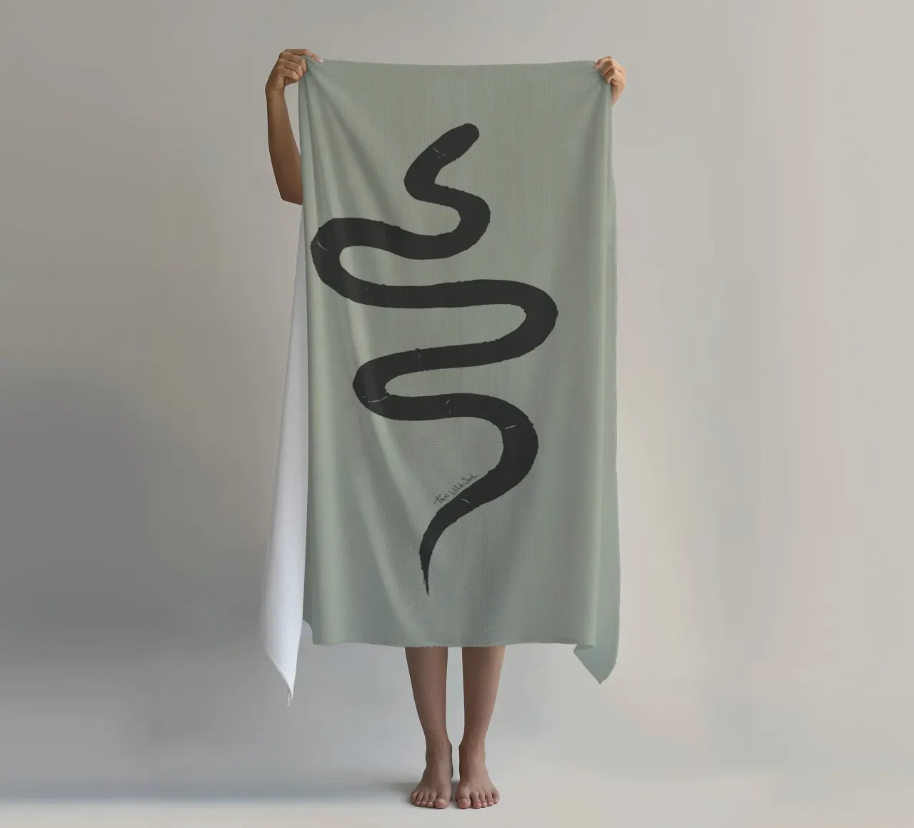 Boho Pastel Vert Sauge Serpent Noir - Minimalist Abstract serviette de plage de This Wild Soul - Illustration