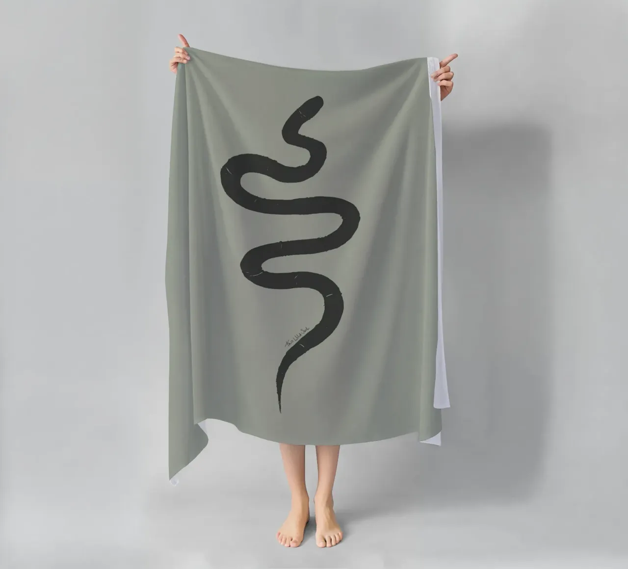 Boho Pastel Vert Sauge Serpent Noir - Minimalist Abstract serviette de plage de This Wild Soul - Illustration