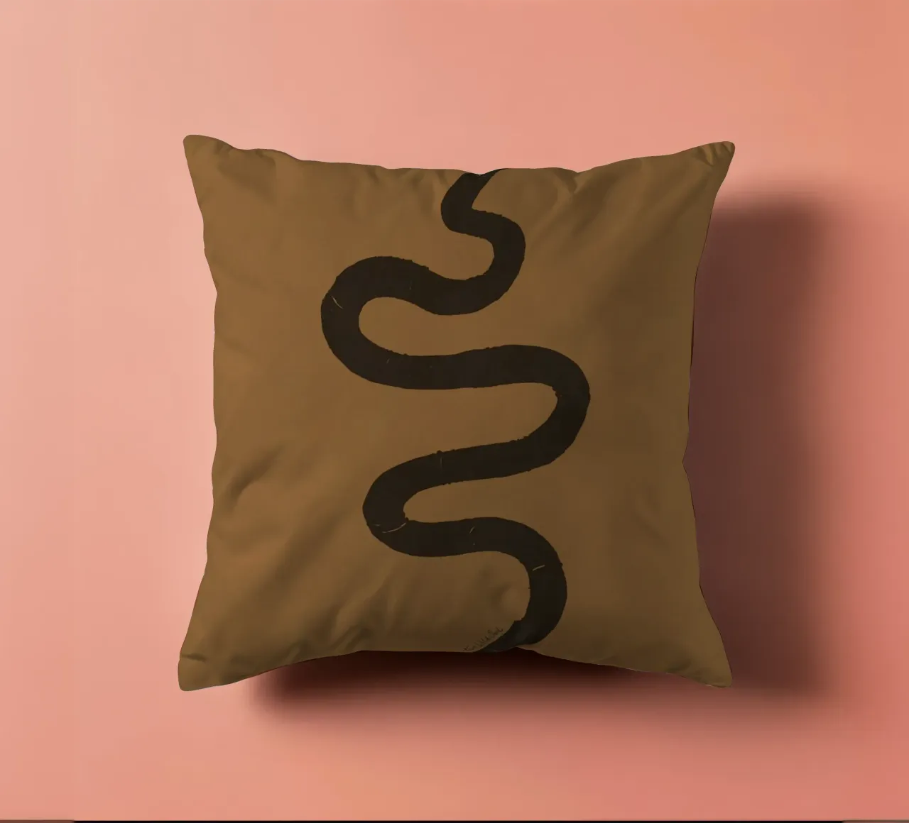 Serpente astratto organico boho in terracotta e nero carbone cuscino da This Wild Soul - Illustration