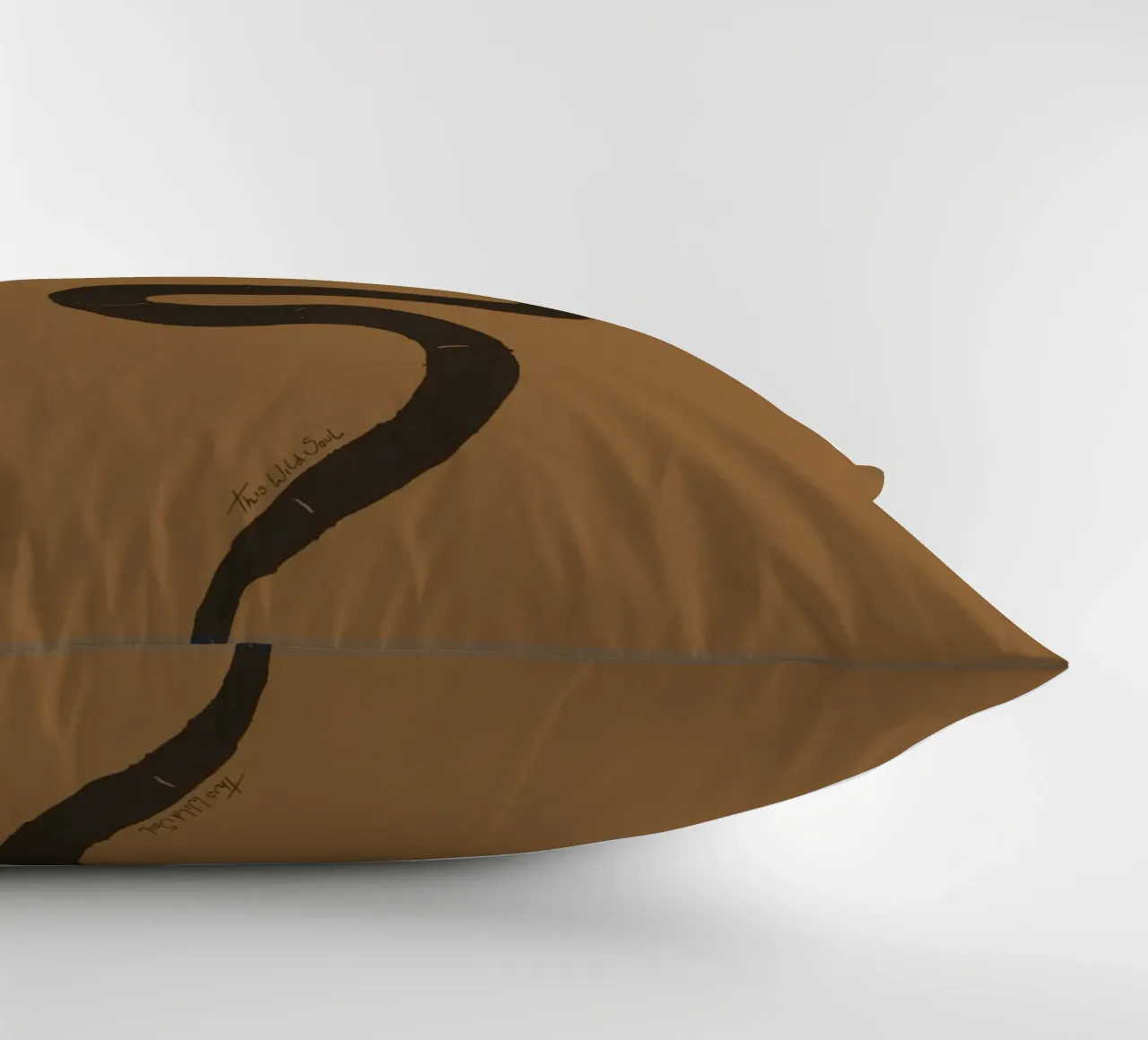 Serpente astratto organico boho in terracotta e nero carbone cuscino da This Wild Soul - Illustration