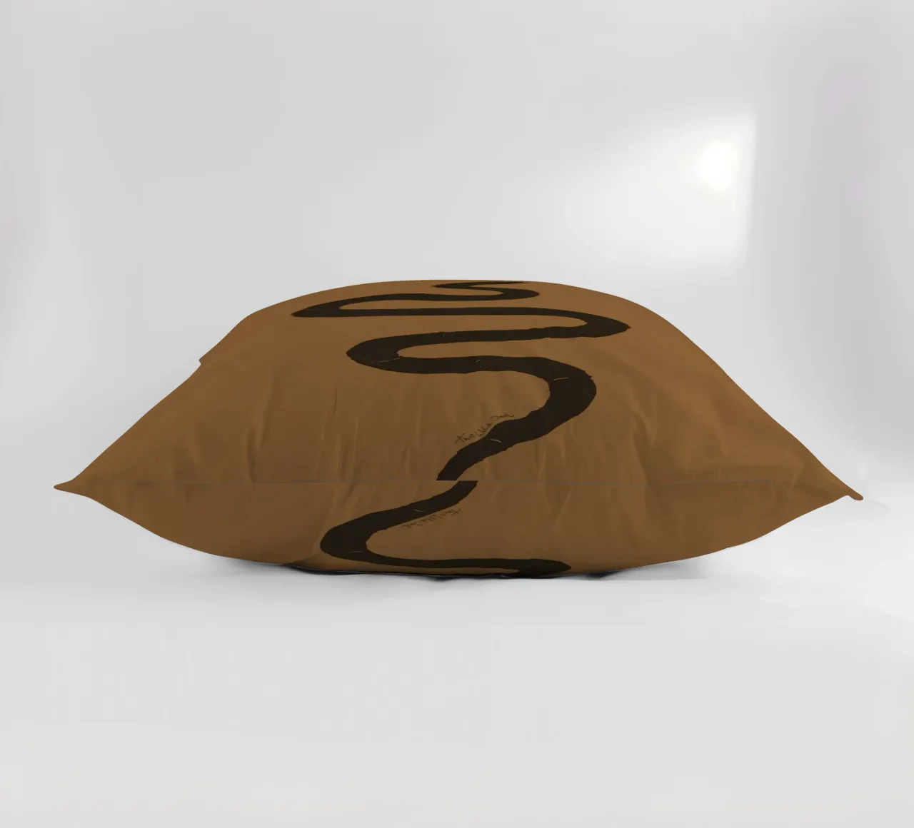 Serpente astratto organico boho in terracotta e nero carbone cuscino da This Wild Soul - Illustration