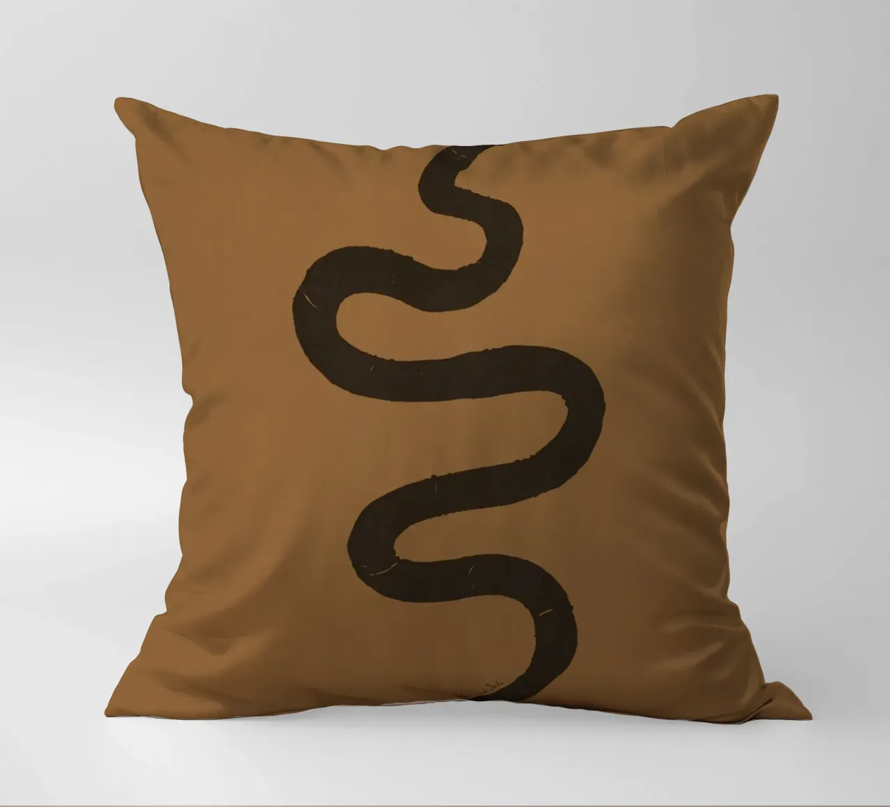 Serpente astratto organico boho in terracotta e nero carbone cuscino da This Wild Soul - Illustration