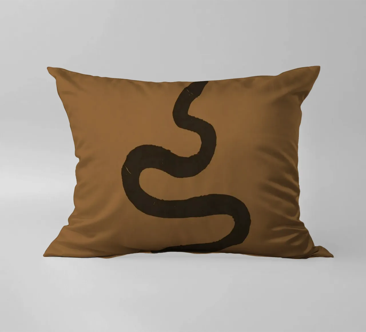 Serpente astratto organico boho in terracotta e nero carbone cuscino da This Wild Soul - Illustration