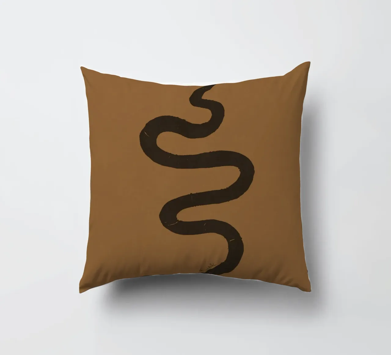 Serpente astratto organico boho in terracotta e nero carbone cuscino da This Wild Soul - Illustration