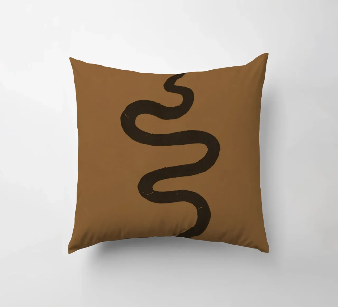 Serpente astratto organico boho in terracotta e nero carbone cuscino da This Wild Soul - Illustration