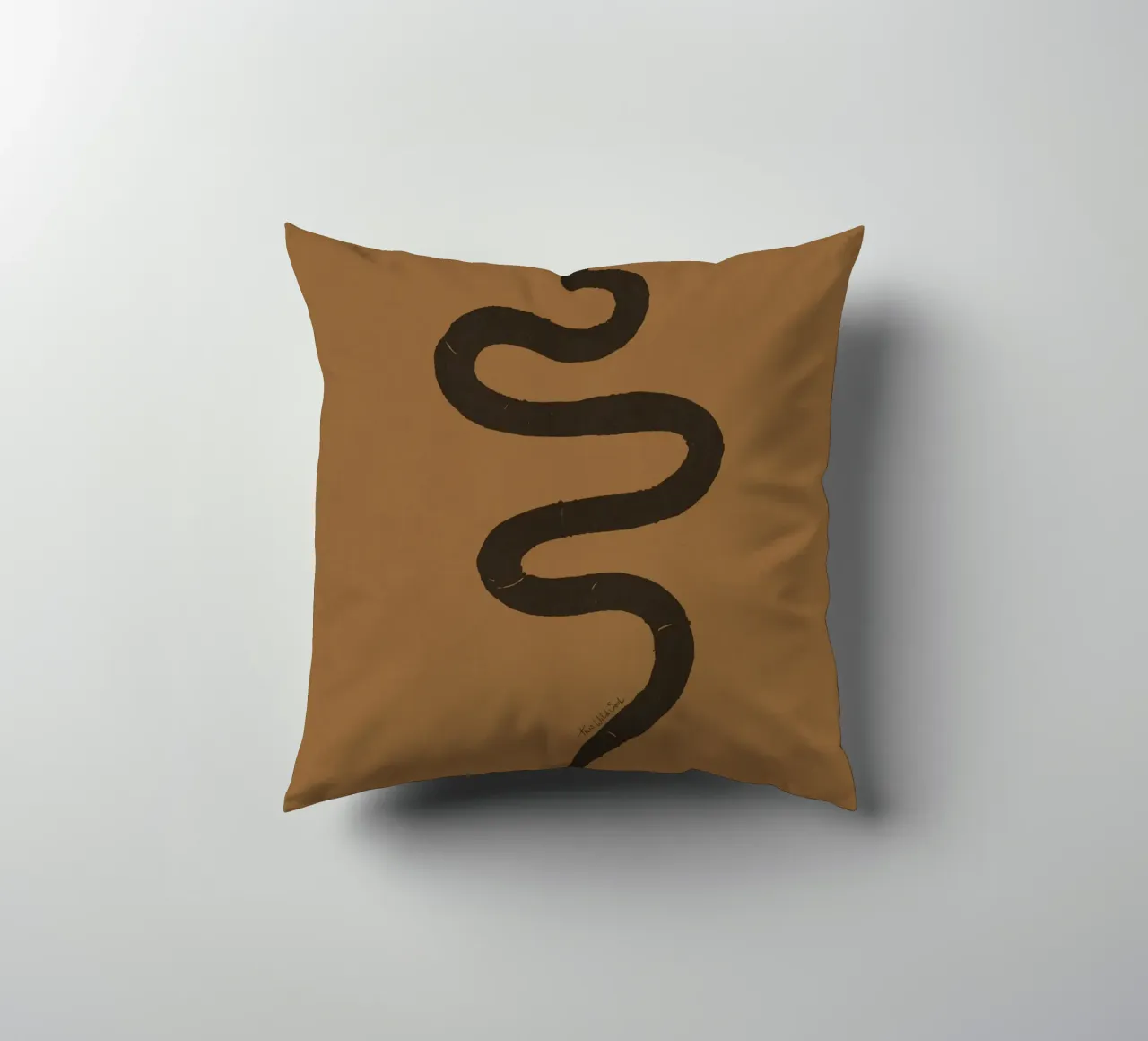 Serpente astratto organico boho in terracotta e nero carbone cuscino da This Wild Soul - Illustration
