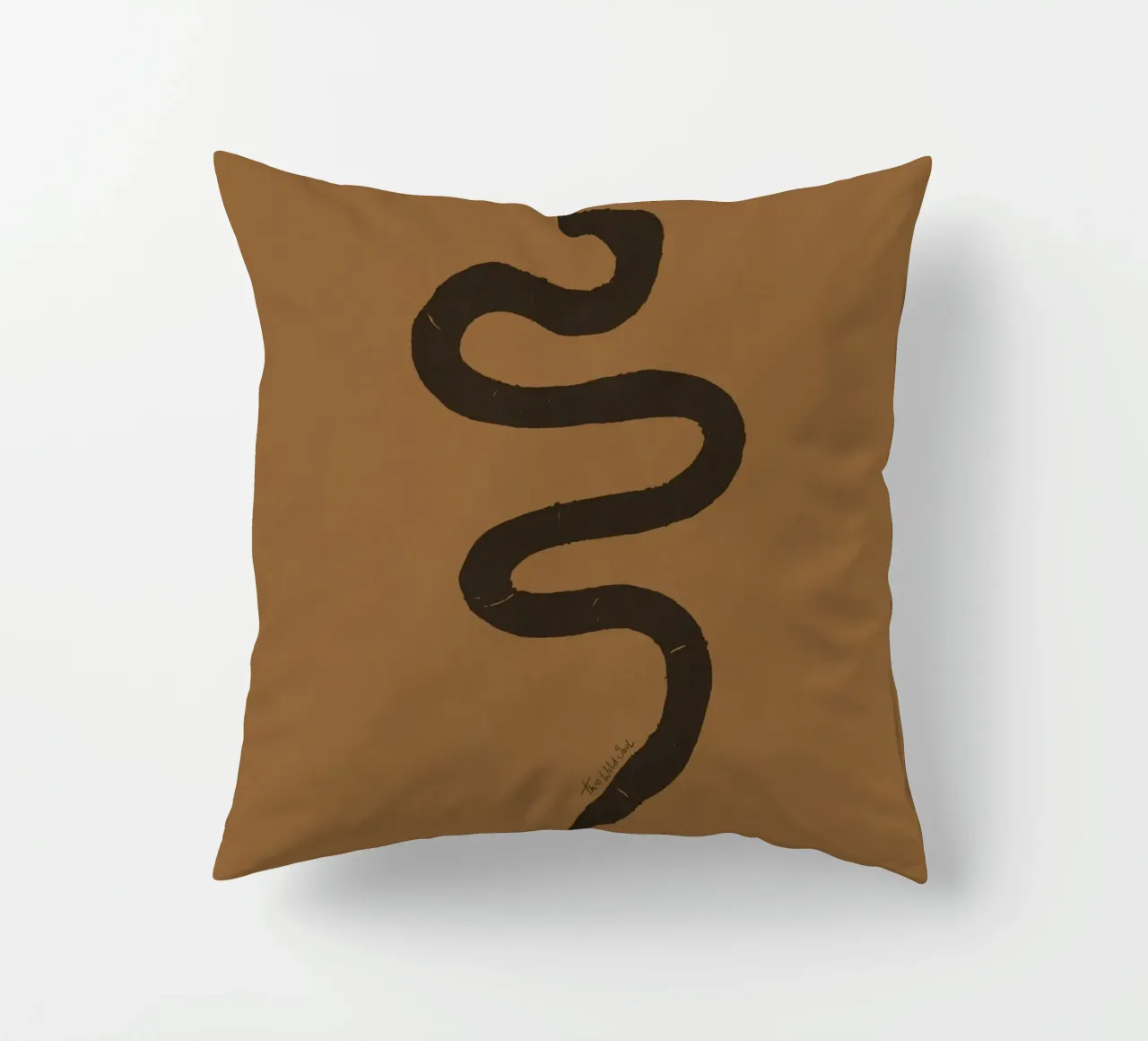 Serpente astratto organico boho in terracotta e nero carbone cuscino da This Wild Soul - Illustration