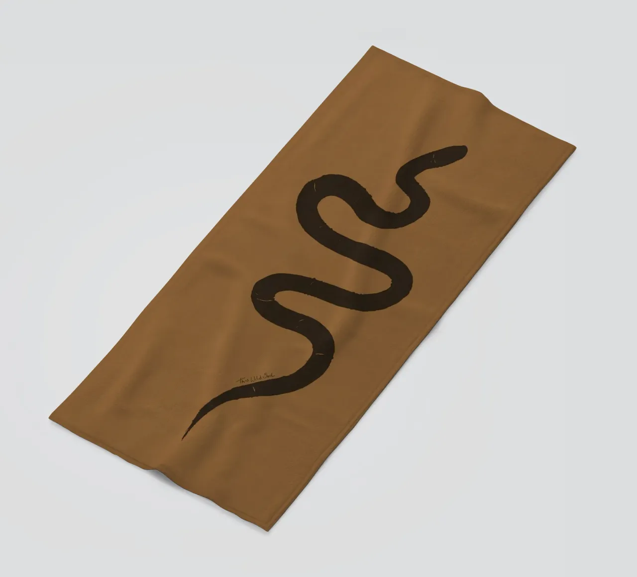 Serpente astratto organico boho in terracotta e nero carbone telo mare da This Wild Soul - Illustration