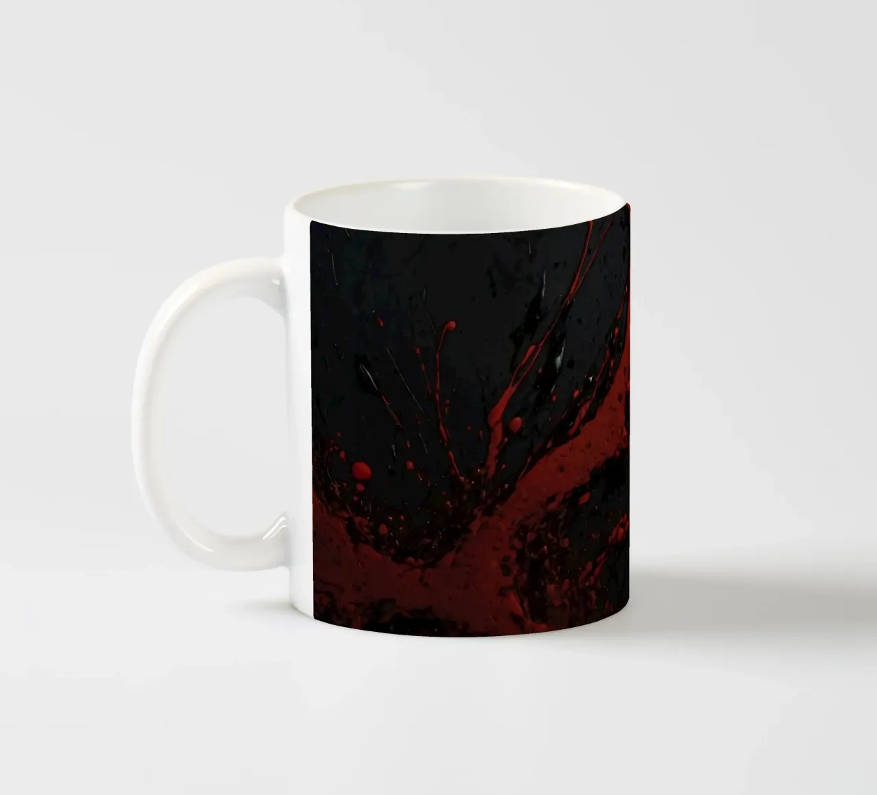 Schizzi astratti di vernice rossa su una superficie nera tazza in ceramica da DesignDoodle