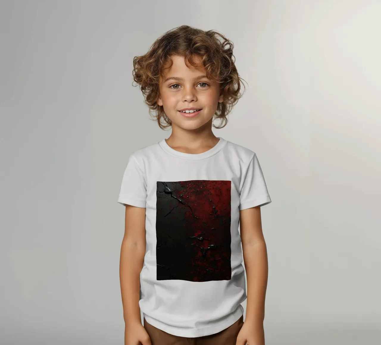 Abstrakte Textur mit schwarzen und roten Farbspritzern auf einem dunklen Kinder T-Shirt von DesignDoodle