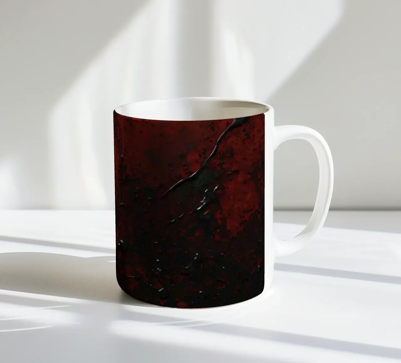Texture astratta con spruzzi di vernice nera e rossa su un tazza in ceramica da DesignDoodle