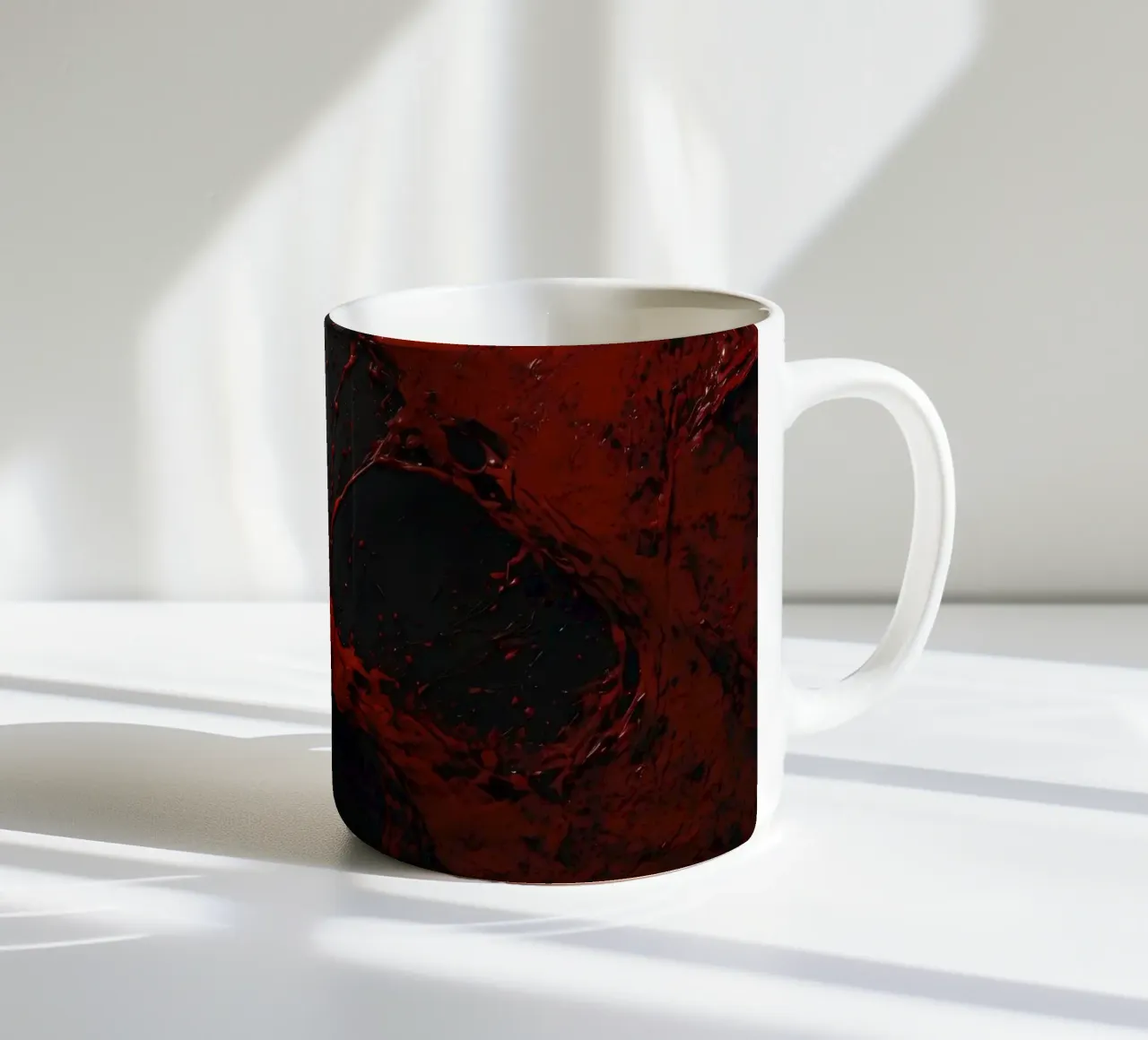 Gli schizzi di colore rosso vivo creano un disegno astratto in un ambiente scuro. tazza in ceramica da DesignDoodle