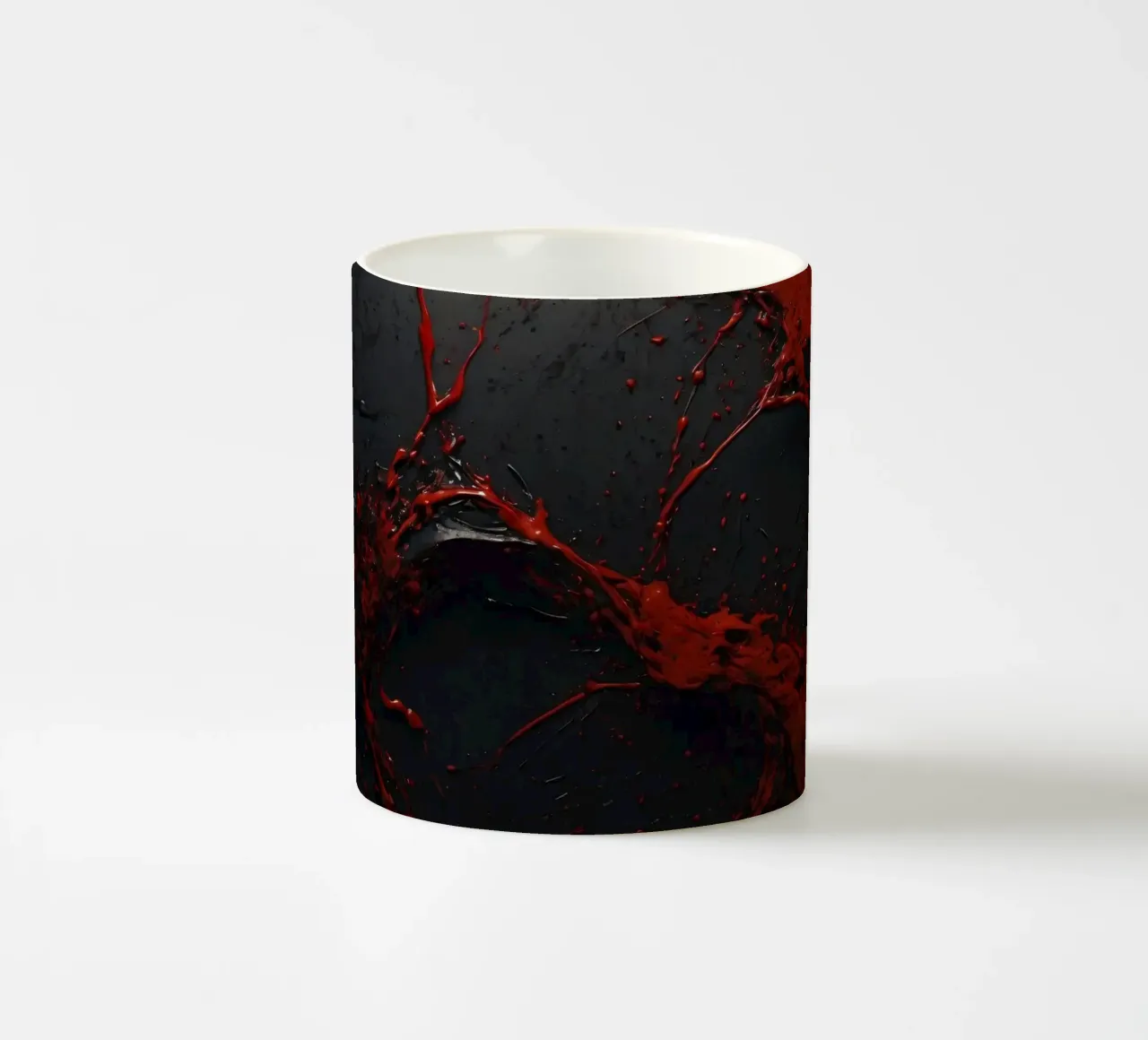 Gli schizzi di colore rosso vivo creano un disegno astratto in un ambiente scuro. tazza in ceramica da DesignDoodle