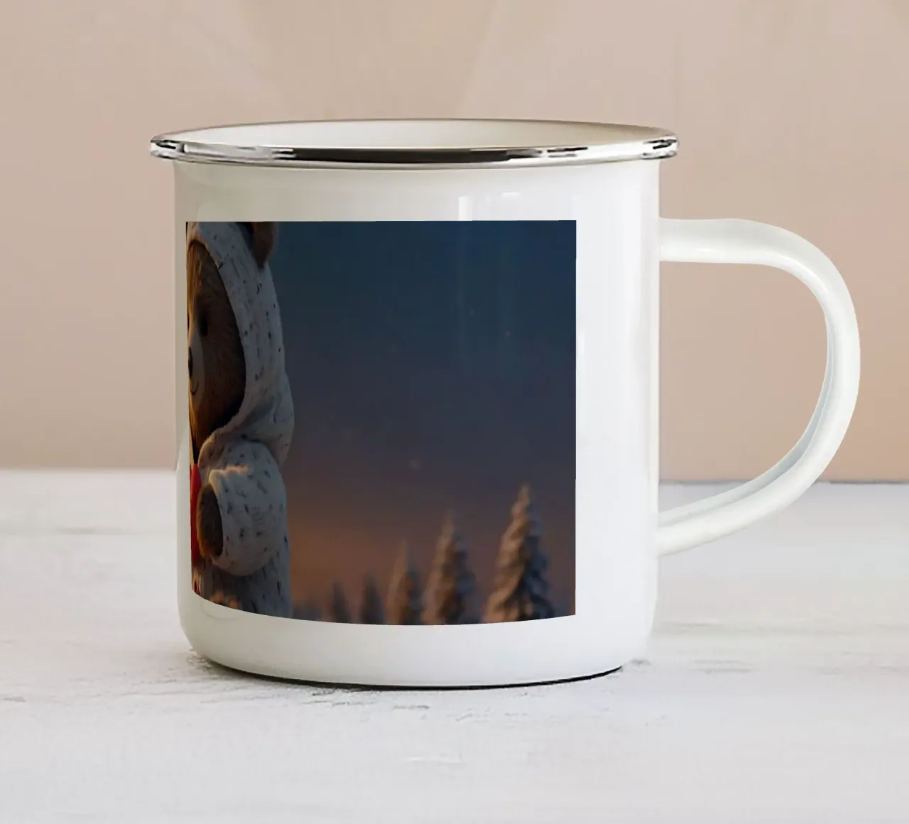 Un orsacchiotto con un'accogliente felpa con cappuccio stringe un cuore in una terra invernale tazza in smalto da DesignDoodle