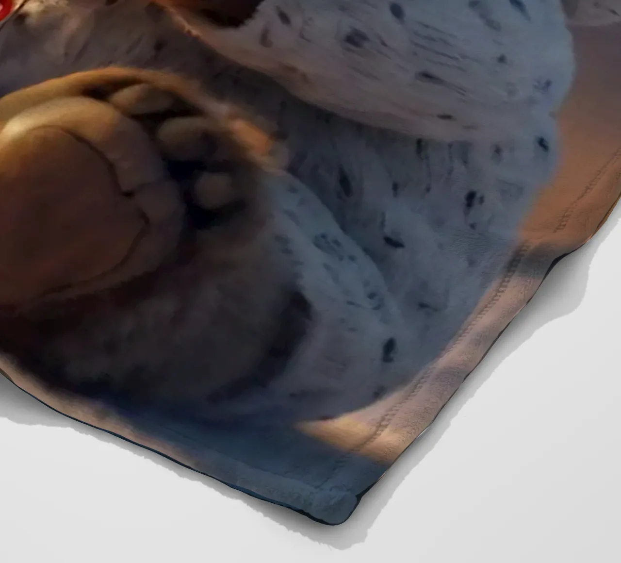 Un orsacchiotto con un'accogliente felpa con cappuccio stringe un cuore in una terra invernale coperta in pile da DesignDoodle