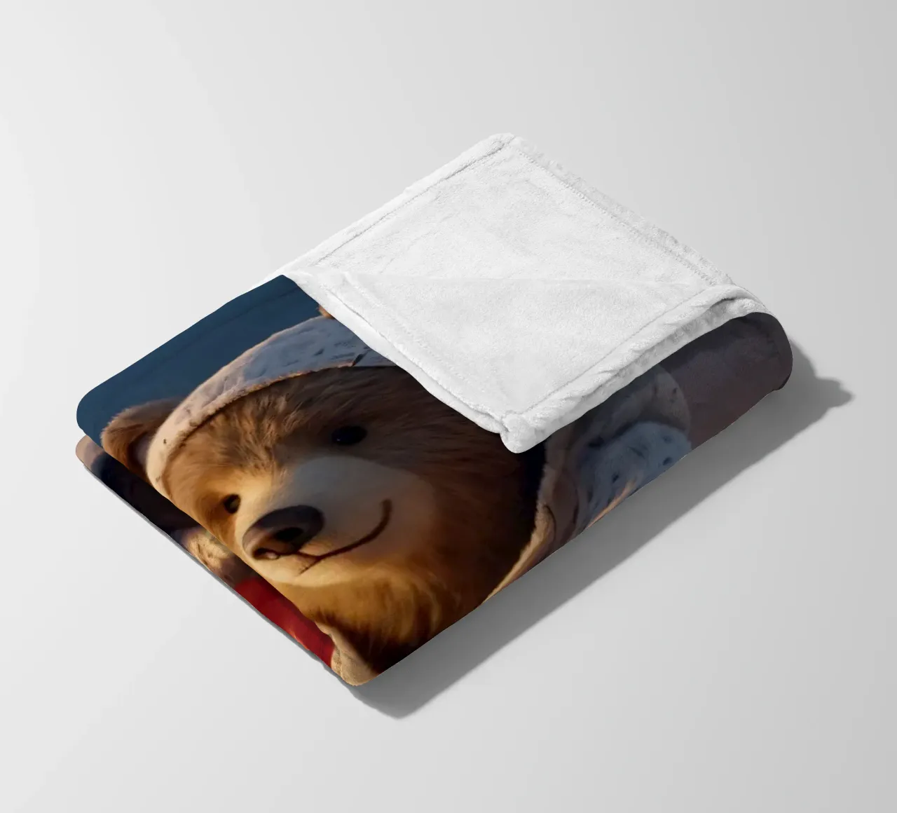 Un orsacchiotto con un'accogliente felpa con cappuccio stringe un cuore in una terra invernale coperta in pile da DesignDoodle