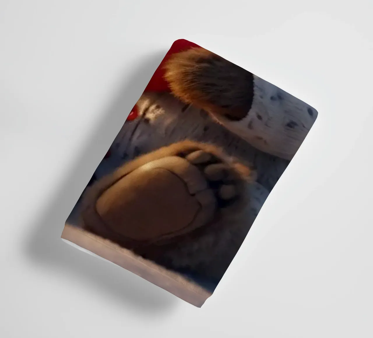 Un orsacchiotto con un'accogliente felpa con cappuccio stringe un cuore in una terra invernale asciugamano da bagno da DesignDoodle