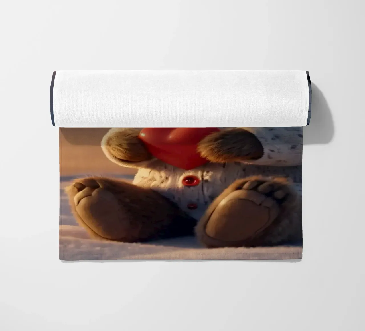 Een teddybeer in een knusse hoodie houdt een hart vast in een winters land strandhanddoek van DesignDoodle